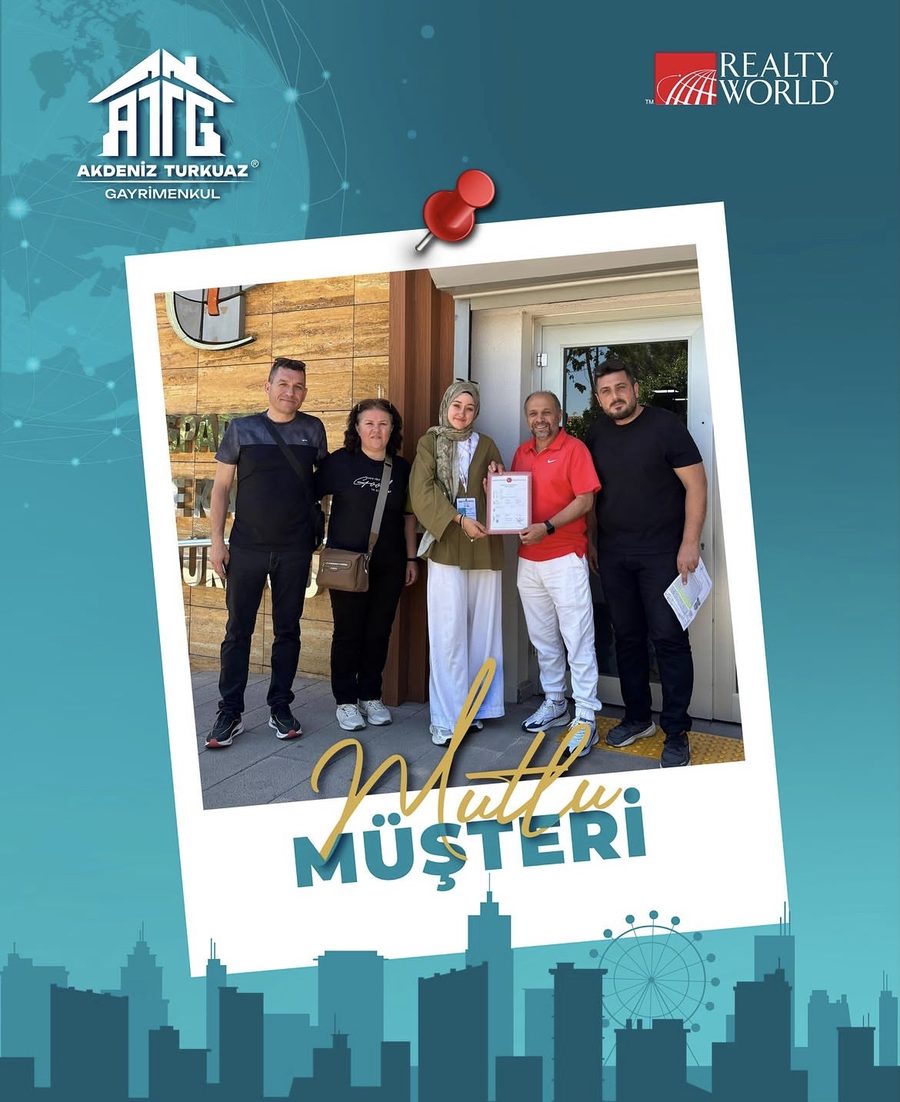 Yeni evinin anahtarını teslim alan mutlu aile